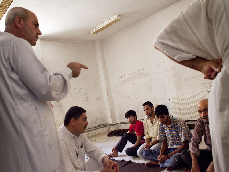 A Sharia lawyer speaks to prisoners at a temporary Islamic court set up in a rebel-controlled town outside Aleppo on September 5, 2012.  (AFP/Achilleas Zavallis)