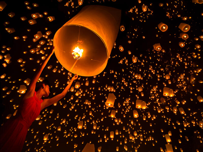 Yi PENG FESTIVAL: LANTER FESTIVAL (THAILAND) 
Yi Peng is celebrated all over Thailand. Festivities include a parade, live music and dance shows, handicraft sessions, and releasing lanterns into the night sky (Shutterstock)