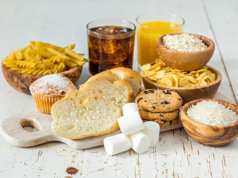 الكربوهيدرات: فهناك أهمية كبيرة لتناول الكربوهيدرات والبروتين فيما يتعلق بمستويات هرمون تستوستيرون، وفي هذا الصدد يمكن تناول المكسرات والأفوكادو، والبيض، واللحوم الحمراء.