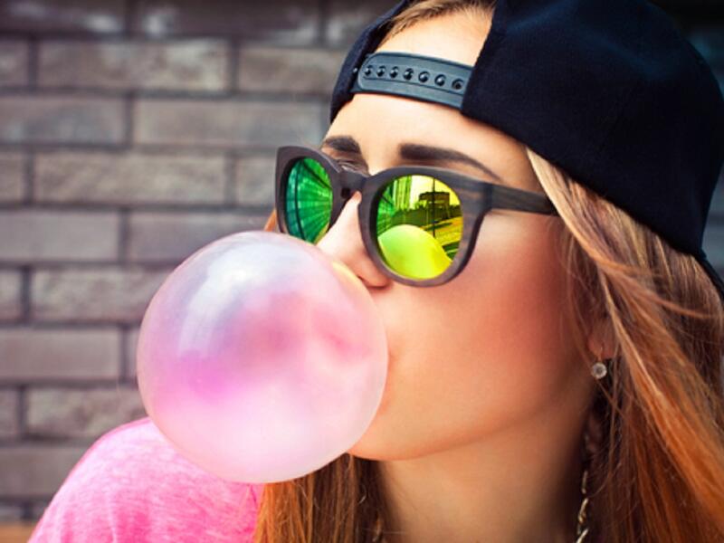 امضغ العلكة دائمًا: أظهرت دراسة جديدة أن النساء اللواتي يمضغن العلكة بعد تناول الطعام لمدة 45 دقيقة، يشعرن بالامتلاء لفترات أطول ويبتعدن عن تناول وجبات الطعام الخفيفة.
