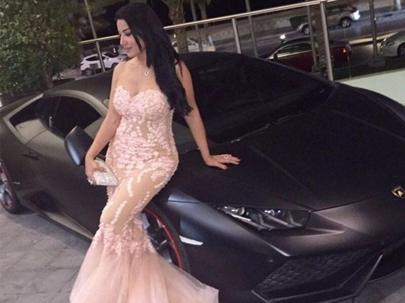 أثارت الفنانة سمية الخشاب الجدل بين جمهورها بعدما نشرت صورة وهي تستند على سيارة لامبرجيني جمهور سمية شعر بالاستياء وربط بينها وبين ما فعله الفنان محمد رمضان من قبل ومن بين التعليقات:«لامبرجيني حتة واحدة وياترى دي بقى بكام اانتوا عايزين تعقدونا مش لازم منظرة.
