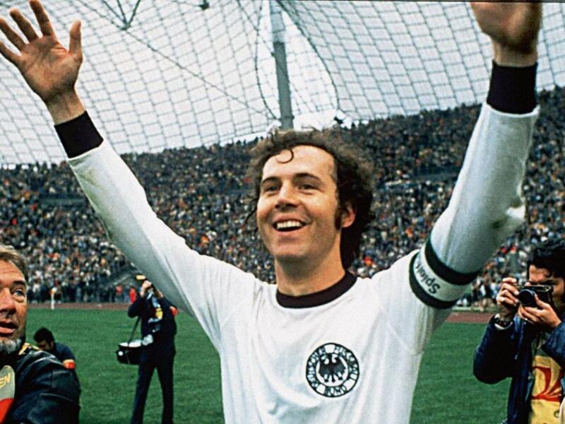 الألماني فرانتز بيكنباور: أحد أعظم أساطير اللعبة، باشر مسيرته كلاعب وسط مهاجم في بايرن ميونخ عام 1964، ولكن موقعه تغير بعد كأس العالم 1966، ليصبح لاعب ليبيرو (قشاش) في خط الدفاع.