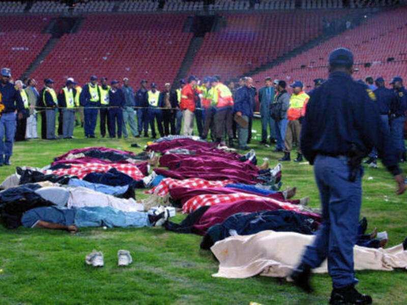 أبريل 2001 - جنوب إفريقيا: سحق 43 شخصاً على الأقل حتى الموت لدى محاولة أعدادٍ كبيرة من الجماهير دخول ملعب جوهانسبيرغ هيوج إيليس بارك أثناء مباراة قمة في الدوري المحلي.