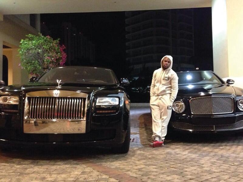 جميع سياراته في بيته بلاس فيغاس سوداء اللون