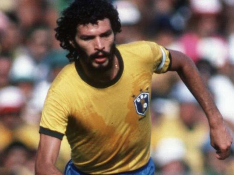 سقراط: فارق الحياة أمس بعد مسيرة رائعة كصانع ألعاب، اشتهر بتمريراته الدقيقة علاوة على طوله الفارع (193 سم)، شكل مع زيكو ثنائياً أسطورياً في ثمانينيات القرن الماضي، احترف في العديد من الأندية البرازيلية وخاض تجربة قصيرة مع فيورنتينا، حمل شهادة الطب وكان مفكراً سياسياً.