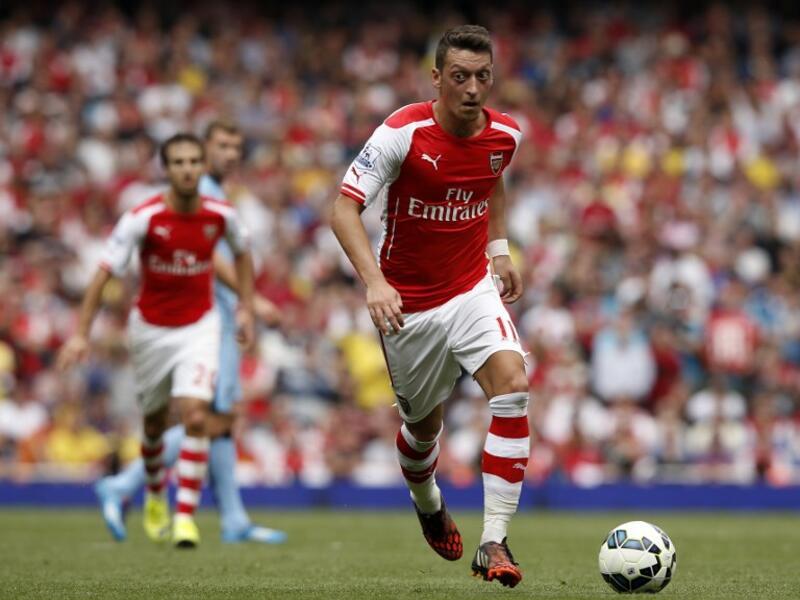 صانع الألعاب الألماني مسعود أوزيل: انتقل من ريال مدريد إلى آرسنال مقابل 42.5 مليون جنيه استرليني.