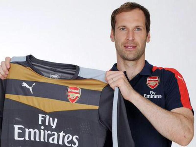 التشيكي بيتر تشيك: انتقل من تشلسي إلى آرسنال عام 2015 مقابل 15.5 مليون يورو.