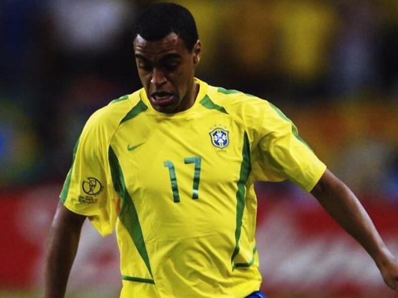 الجناح البرازيلي دينيلسون: احترف في صفوف النصر السعودي خلال الفترة ما بين عامي 2006 و 2007.