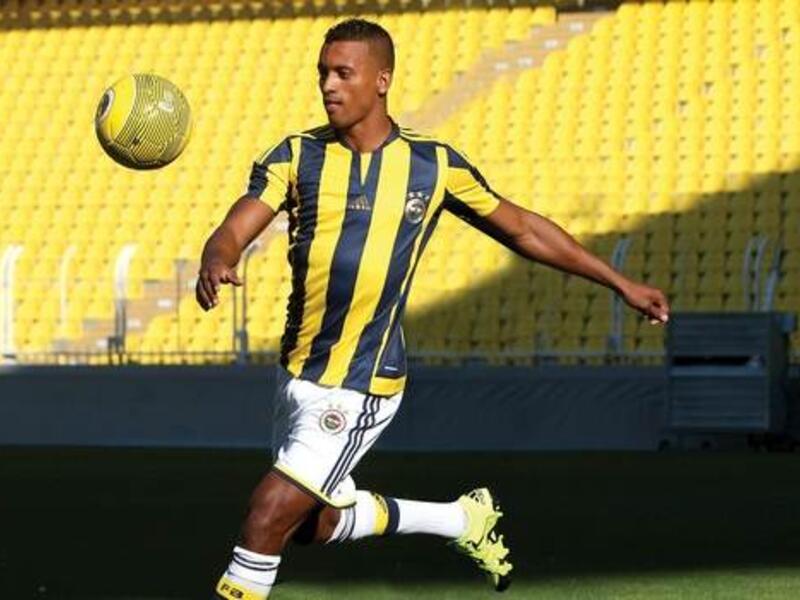 الجناح البرتغالي لويس ناني: غادر مانشستر يونايتد إلى فينيرباهتشة في عقد يمتد لـ 3 مواسم مقابل 4.25 مليون جنيه استرليني.