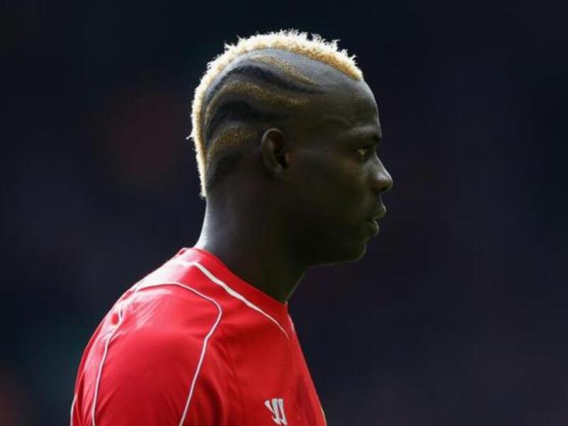 المهاجم الإيطالي ماريو بالوتيلي (ميلان)