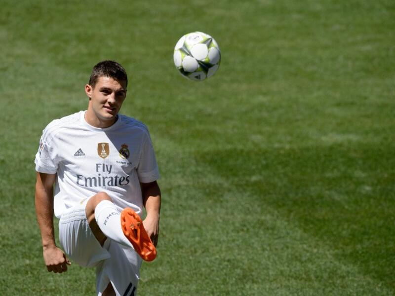 7- ريال مدريد: حاولت إدارة الملكي التركيز على لاعبين بدلاء يستطيعون تقديم الإضافة المطلوب، فتم استثمار 42.9 مليون جنيه استرليني بشراء لاعب الوسط ماتيو كوفاتشيتش والظهير دانيلو.