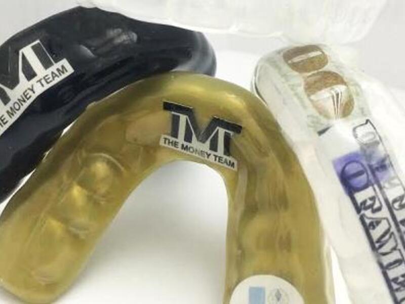 أنفق 25 ألف دولار على واقيات فم مصنعة من الألماس استخدمها باستمرار خلال نزالاته