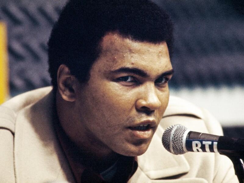 1- الملاكم الأميركي محمد علي (مواليد 1942): صاحب الميدالية الذهبية في الوزن خفيف الثقيل عام 1960، وبطل العالم في الوزن الثقيل، هزم أبرز الملاكمين خلال مسيرته ما بين عامي 1960 و1981 ليصبح أعظم ملاكم في التاريخ، عرف بمهاراته العالية وبالتزامه الديني واعتراضه على حرب فيتنام.