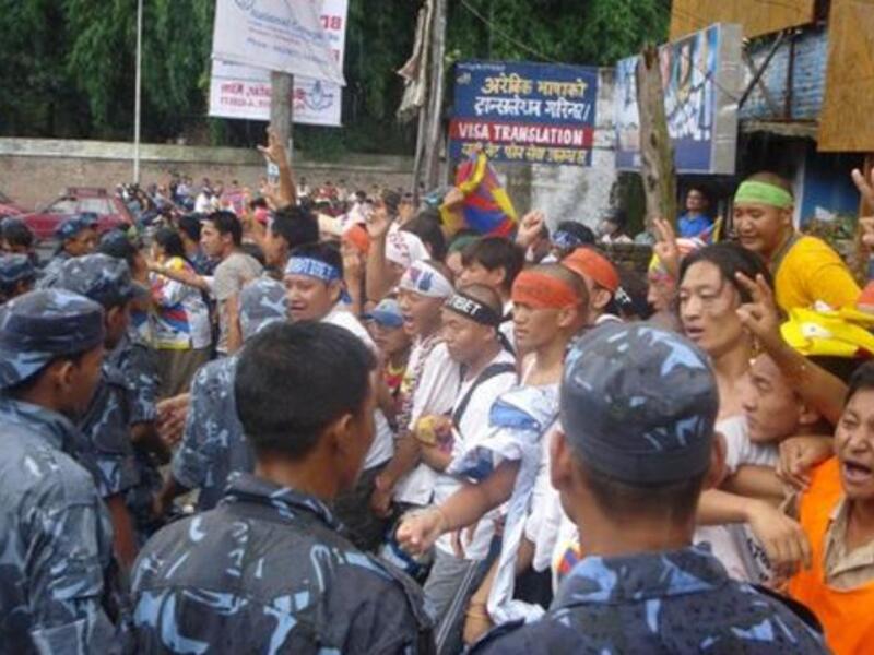 مارس 1988 - نيبال: تسبب تدافع الجماهير صوب مخارج مغلقة أثناء عاصفةٍ قويةٍ في ملعب نيبال الدولي في كاثماندو بمقتل أكثر من 90 مشجعاً.