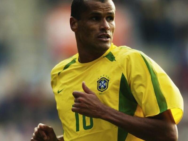 لاعب الوسط الهجومي البرازيلي ريفالدو (42 عاماً): خاض 505 مباراة في مسيرته الاحترافية على مستوى الأندية سجل خلالها 245 هدفاً.