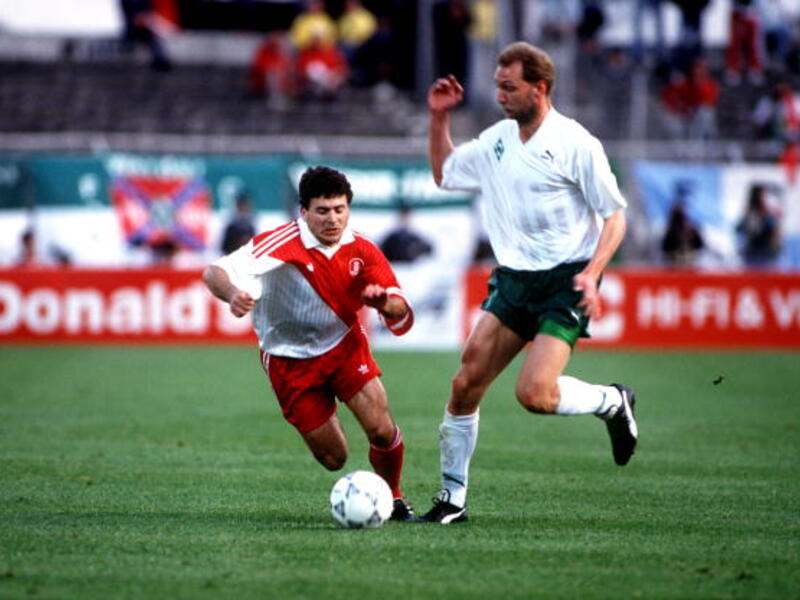 لاعب الوسط الهجومي البرتغالي المعتزل روي جيل سواريس دي باروش (160 سم - مواليد 1965): لعب في صفوف كوفيليا وفارزيم وبورتو ويوفنتوس وموناكو ومرسيليا، شارك مع منتخب بلاده في 36 مباراة دولية خلال ثمانينيات وتسعينيات القرن المنصرم.