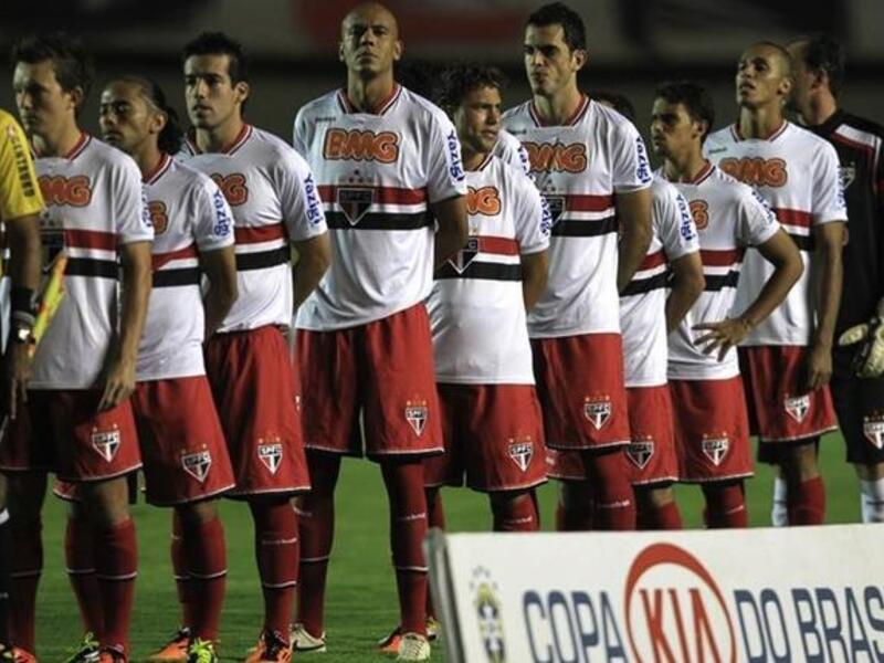 ساو باولو البرازيلي بـ 12 لقباً.