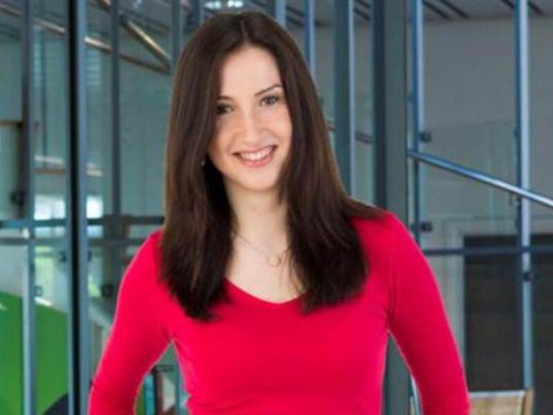 عايدة هادزيلك لاجئة بوسنية مسلمة اصبحت وزيرة تعليم السويد تحت سن الـ 27 عاما.حيث لجأت وهي طفلة مع عائلتها المسلمة إلى السويد بسبب أهوال حرب البوسنة وعينت نائبة لرئيس بلدية المدينة التي ترعرعت فيها،وتم اختيارها لتشغل منصب وزيرة في حكومة السويد الجديدة