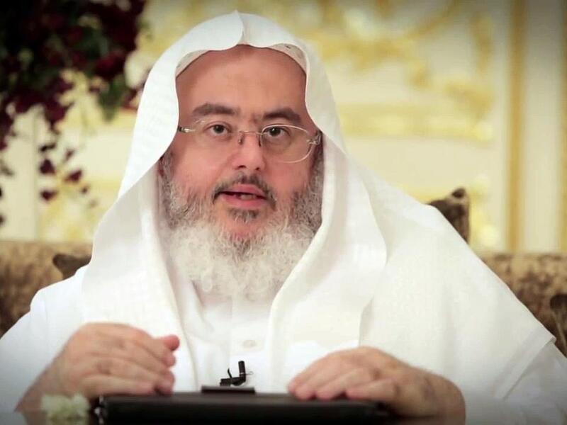 فتوى للداعية السعودي محمد المنجد ، تفيد بتحريم من يعمل محللاً رياضياً، أو فنياً لأن في ذلك مضيعة للعمر في أمور دنيوية لا تنفع في الدين، فيما أجاز العمل كمحلل في المجالات العسكرية، والسياسية، والاقتصادية. 