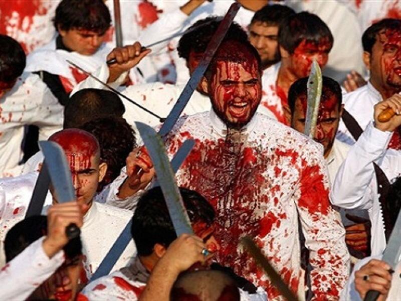 الشعائر التي يقومون بها الشيعة الاثني عشرية،في جميع أنحاء العالم وخاصة في كربلاء، هي زيارة ضريح الحسين وإضاءة الشموع وقراءة قصة الإمام الحسين والبكاء عند سماعها واللطم تعبيراً عن حزنهم على الواقعة. والاستماع إلى قصائد عن المأساة في كيفية استشهاد الحسين وأهل بيته