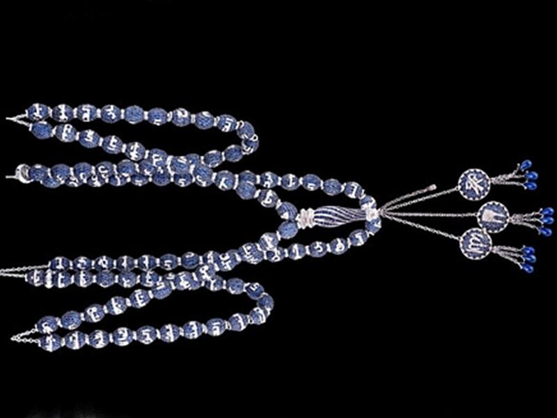 صنع حرفي لبناني ما يعتقد أنها أغنى مسبحة بالأحجار الكريمة في العالم،تحمل أسماء الله الحسنى إذ تحتوي على أكثر من 16 ألفًا و700حبة من الماس واعربوا الخليجيين عن رغبتهم في شرائها.