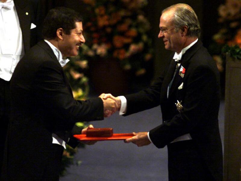 هو أول عالم مصري وعربي يفوز بجائزة نوبل في الكيمياء، ليدخل العالم كله في زمن جديد لم تكن البشرية تتوقع أن تدركه لتمكنه من مراقبة حركة الذرات داخل الجزيئات أثناء التفاعل الكيميائي عن طريق تقنية الليزر السريع.