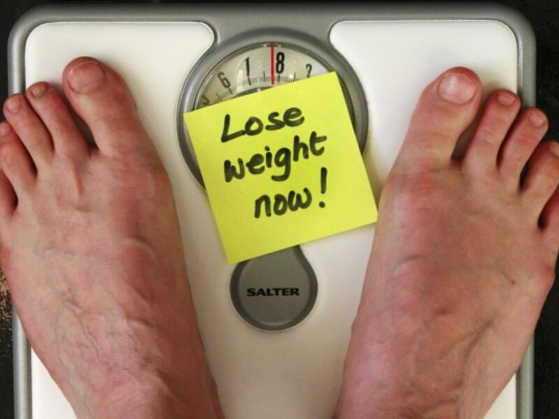 رفض مواطن سعودي بمكة المكرمة، إتمام زواج ابنته من خطيبها حتى يفقد الأخير 55 كيلو غراماً من وزنه، الأمر الذي تسبب في تأخير الزواج بسبب هذا الشرط لمدة ثلاث سنوات، حيث لم يستطع الشاب خسارة أكثر من 25 كيلو جراما فقط.