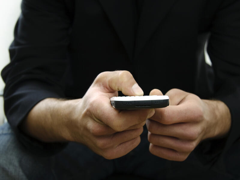 من أبرز الفتاوي المثيرة للجدل: "يجب على كل زوج الاتصال على الزوجة قبل الذهاب إلى المنزل، لعل معها رجل فيأخذ فرصته في الهرب”.