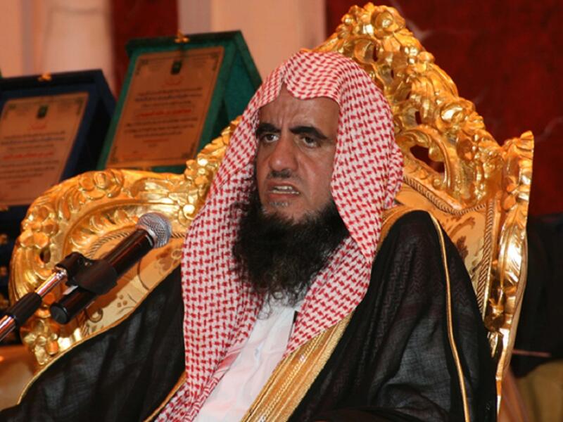في فتوى صدمت الكثير، قال الشيخ السعودي عبدالله السويلم أن جميع أعضاء الرجل عورة ما عدا الوجه والكفين. وأن صدر الرجل وبطنه وفخذه عورة، مثله مثل المرأة بين النساء.
