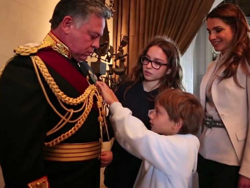 وقالت الملكة رانيا لمجلة "بيوبل" عام 2005: "من خلال واقع حياتنا الملكية نحرص على الذهاب للمطاعم أو مشاهدة فيلم في مكان ما أو نذهب في جولة في السيارة".
