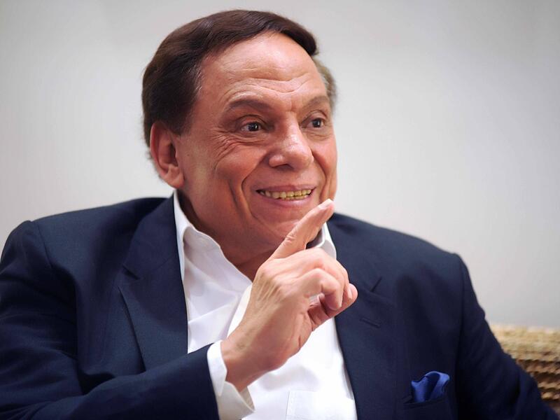 الفنان عادل إمام وبعد عرضة لمسرحية "الزعيم" اعتقد الرئيس الليبي الراحل، معمر القذافي، أنه المقصود من المسرحية، وأن الفنان عادل إمام كان يقصده بشكل شخصي، مما دفعه إلى محاولة اغتياله بليبيا، لكن فشلت محاولة الاغتيال، بسبب تحذيرات المقرّبين للزعيم
