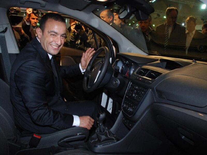 النجم أحمد السقا من اشهر ابطال أفلام المغامرة، ولكن مشاهد الأكشن مع السيارات كادت تتحول لحقيقة ، بعدما تعرضت سيارته لحادث سير مروع أثناء توجهه لأول يوم تصوير فيلمه الجديد"من 30 سنة" وقد تهشمت السيارة بالكامل، ولكن السقا أصر على بدء التصوير.