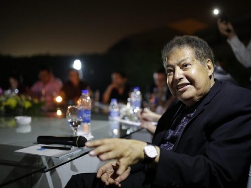 وفاة زويل لم تمر دون إثارة، حيث شكك جورج قلادة رئيس جمعية المصريين بإيطاليا، في ملابسات وفاة  زويل، متهما أمريكا باغتياله بـ"السرطان" بعد انتهاء أبحاثه العلمية لضمان دفن عقله وأسراره.