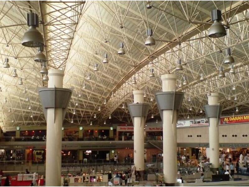 مطار الكويت يقع خارج قائمة أفضل 100 مطار على مستوى العالم ويحتل المركز التاسع كأفضل مطار في الشرق الأوسط.
و يبلغ عدد المسافرين عبره قرابة 9 مليون مسافر سنويًا.
