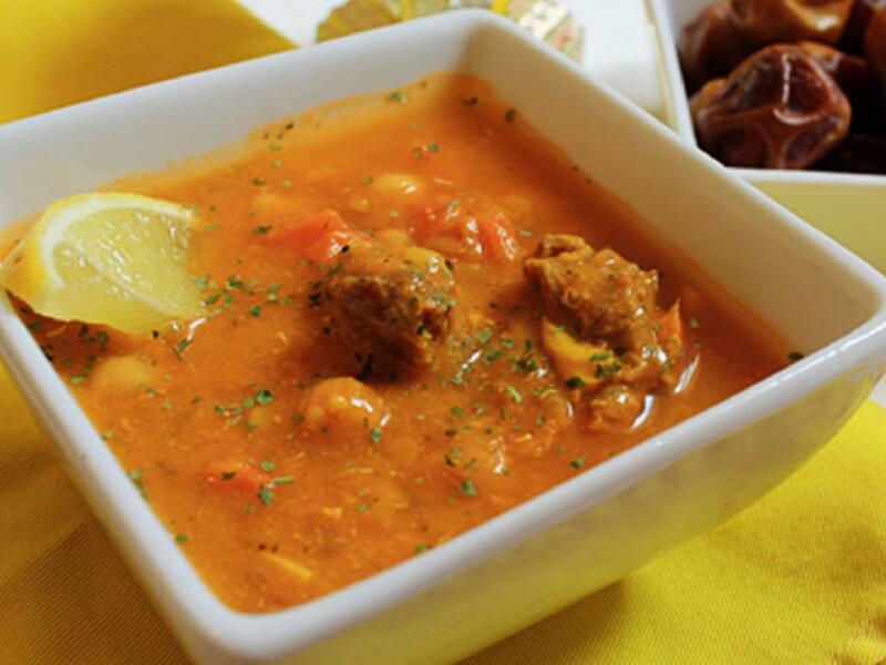 "الحريرة"مع الصوم لساعات طويلة،فلابد أن تكون بداية الإفطار مع وجبة تساعد المعدة على العمل بشكل جيد بعد التوقف لساعات وتعتبر الحريرة أنسب وسيلة لذلك وهي أحد الأطباق المغربية التي تتكون من لحم والعدس والحمص لتقوم بتدفئة الجهاز الهضمي وتجعله يستعد لبدء الهضم.
