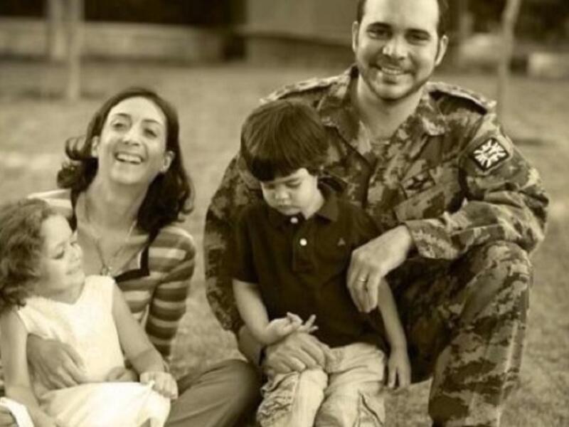 في 7 سبتمبر 2004 عقد قرانه على الجزائرية ريم الإبراهيمي ابنة الممثل الأسبق للأمم المتحدة في أفغانستان وسوريا الأخضر الإبراهيمي  وأصبحت تلقب بعد الزواج بالأميرة ريم علي، ولهم من الأبناء: الأميرة الجليلة والأمير عبد الله 