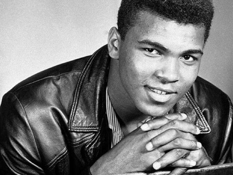 محمد علي كلاي هو ملاكم أمريكي ولد باسم "كاسيوس مارسيلوس كلاي جونيور" في 17 يناير 1942 وسط أسرة مسيحية بمدينة لويفيل في ولاية كنتاكي الأمريكية.