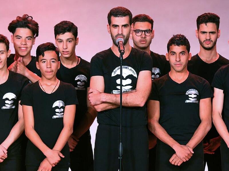 قدم أعضاء الفريق المغربي "موزار طيف الخيال، عرضًا من عروض فن خيال الظل الراقص، ونقل الفريق بفكرتهم النبيلة رسالة تلخص الحال في دول العالم العربي محاربة للحروب بطريقة مميزة للغاية.
