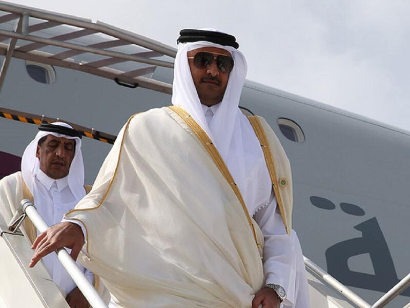 غادر أمير قطر الشيخ تميم بن حمد آل ثان، القمة  العربية المنعقدة بالعاصمة نواكشوط، قبل دقائق من إلقاء دولة قطر كلمتها .  وقالت مصادر أن مغادرة الوفد القطري جاءت احتجاجا على عدم استقبال تميم من قبل الرئيس الموريتاني محمد ولد عبدالعزيز.