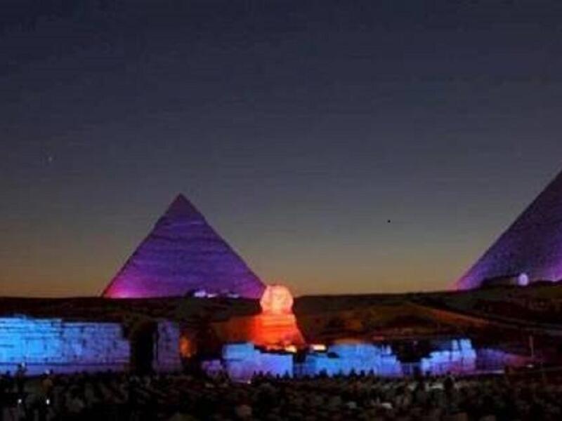 قامت مصر برفع اعلام كل من روسيا وفرنسا ولبنان ومصر عن طريق تطبيق نظام الإنارة بطريقة عكست الضوء كنوع من تضامن مصر مع ضحايا الإرهاب.

