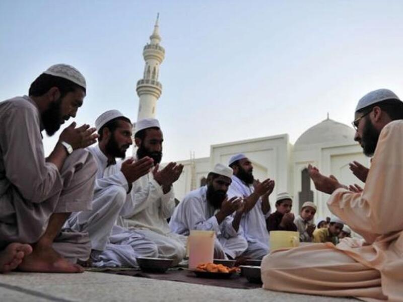 أصدر رجل دين باكستاني فتوى نادرة في بلاده، تسمح لبعض المسلمين بالإفطار خلال شهر رمضان بسبب موجة الحر التي ضربت البلاد وتسببت في مقتل 750 شخصًا.