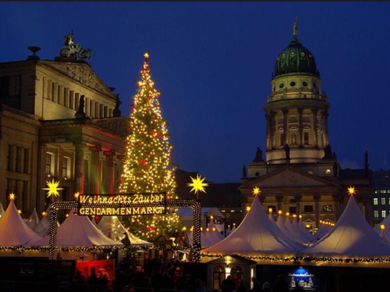 برلين:
تعد برلين المدينة الأكثر ابتكارًا في مواسم الكريسماس، حيث يبدع الشعب الألماني كل عام في ابتكار حفلات تنكرية وعروض  مقدمة في الشوارع.