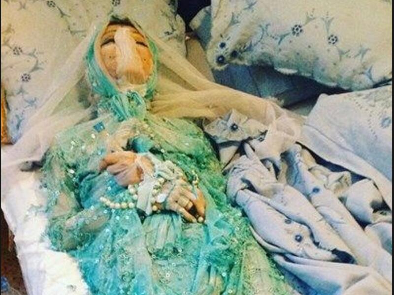 يبدو أن هوس الشهرة وإثارة الجدل قد وصل إلى أقصى حدوده لدى المونولوجست اللبناني باسم فغالي، الذي نعى أمه بفيديو سخيف يعلن فيه عدم مقدرته على حضور الجنازة والعزاء! وأستمر باسم بهذه التصرفات المشينة فنشر على حسابه الخاص بالانستغرام صورة لجثة والدته.