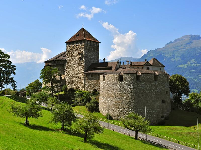 قلعة فادوز في ليخنشتاين: واحدة من أهم معالم مدينة فادوز عاصمة ليختنشتاين، مقر سكن أمير ليختنشتاين وتطل على المدينة من خلال ربوة عالية. وعاصمة ليختنشتاين تقع في وسط أوروبا ويبلغ عدد سكانها حوالي 5248 نسمة.