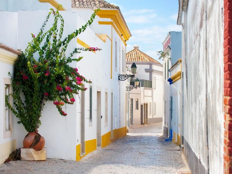 وجاءت مدينة فارو في البرتغال بالمركز السادس، حيث يحتاج الشخص الواحد لميزانية تقدر بحوالي 95.90 دولار، وتشمل على تكلفة الفندق 54.26 دولار، وجبة طعام 32.26 دولار، كوب من القهوة 1.20 دولار، و سيارة أجرة 1.48 دولار.