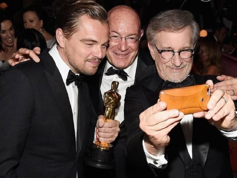 سيلفي دي كابريو
سيلفي الممثل ليوناردو دي كابريو مع المخرج جونزاليس والمصور لوبسكي، بعد حصوله على جائزة الأوسكار، التي ترشح لها 4 مرات ولم يوفق فيها.