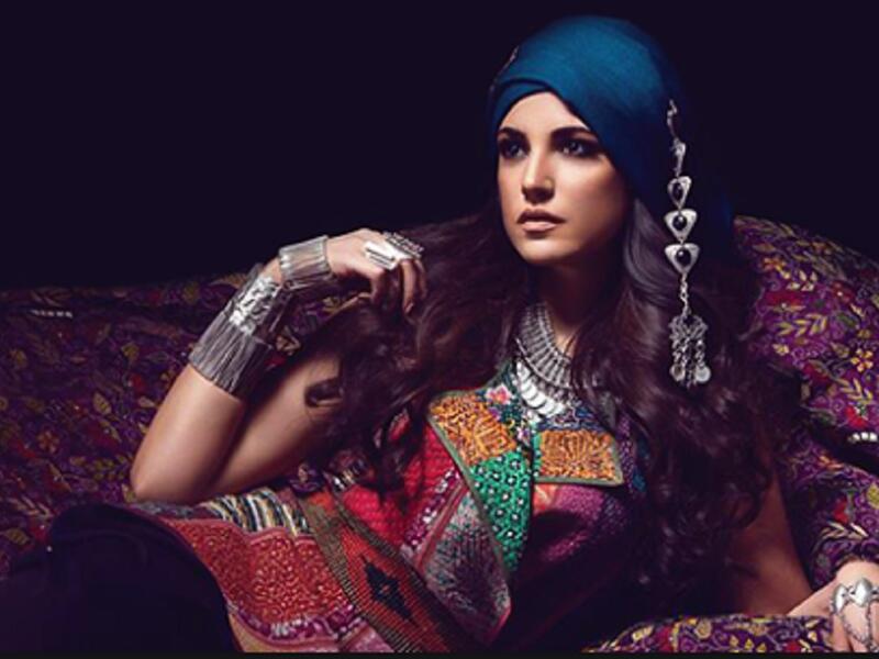 فاجأت الفنانة التونسية درة جمهورها بإطلالة شرقية رائعة، من خلال نشرها صورة  عبر صفحتها الرسمية على موقع “فيسبوك وأطلت درة على جمهورها من خلال ارتدائها الزي الغجري، فضلا عن مكياجها الشرقي، وهو ما جعلها تبدو وكأنها أجمل غجرية.