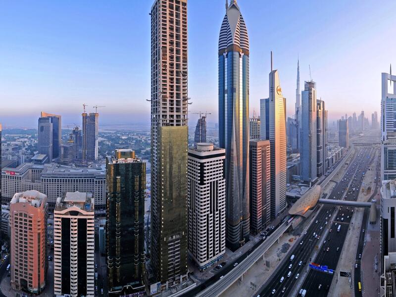 حيث ارتقت دبي إمارة دولة الامارات الاقتصادية  44 مركزا لتصعد من المرتبة 67 التي تبوأتها العام الماضي وتحتل المرتبة 23 عالميا والاولى في الشرق الاوسط .