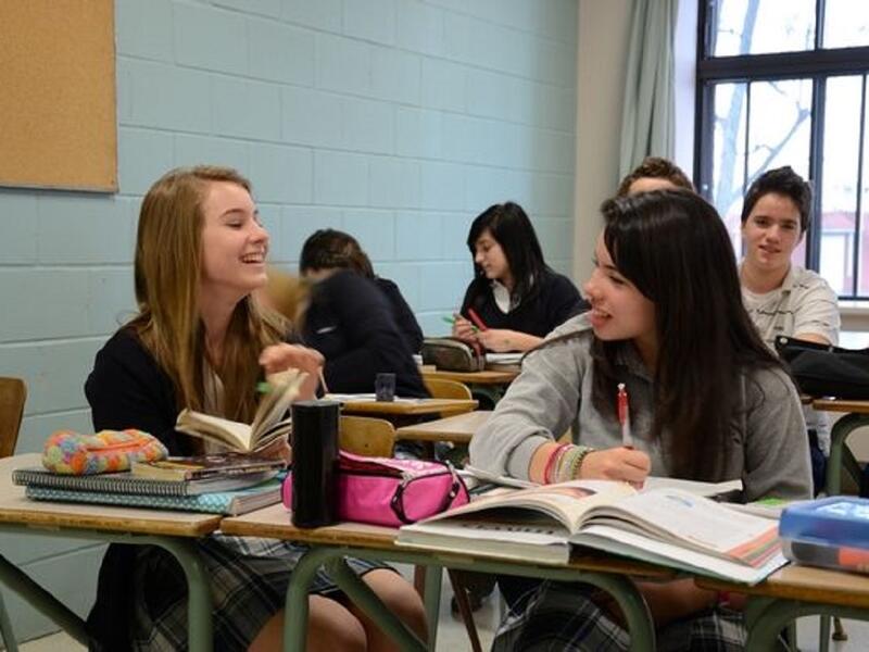 بلجيكا معدل البطالة في بلجيكا بين من تلقوا تعليماً جامعياً  3% فقط، وتعتبر مهنة التعليم في هذا البلد من المهن التي تمتاز بأجر عال.