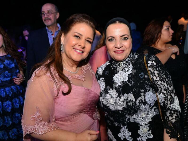 أثار غياب عائلة وأصدقاء حسن عن صور حفل الزفاف تساؤلات كثيرة.


